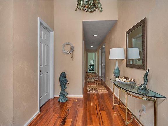 5th image of 9524 8th Bay St