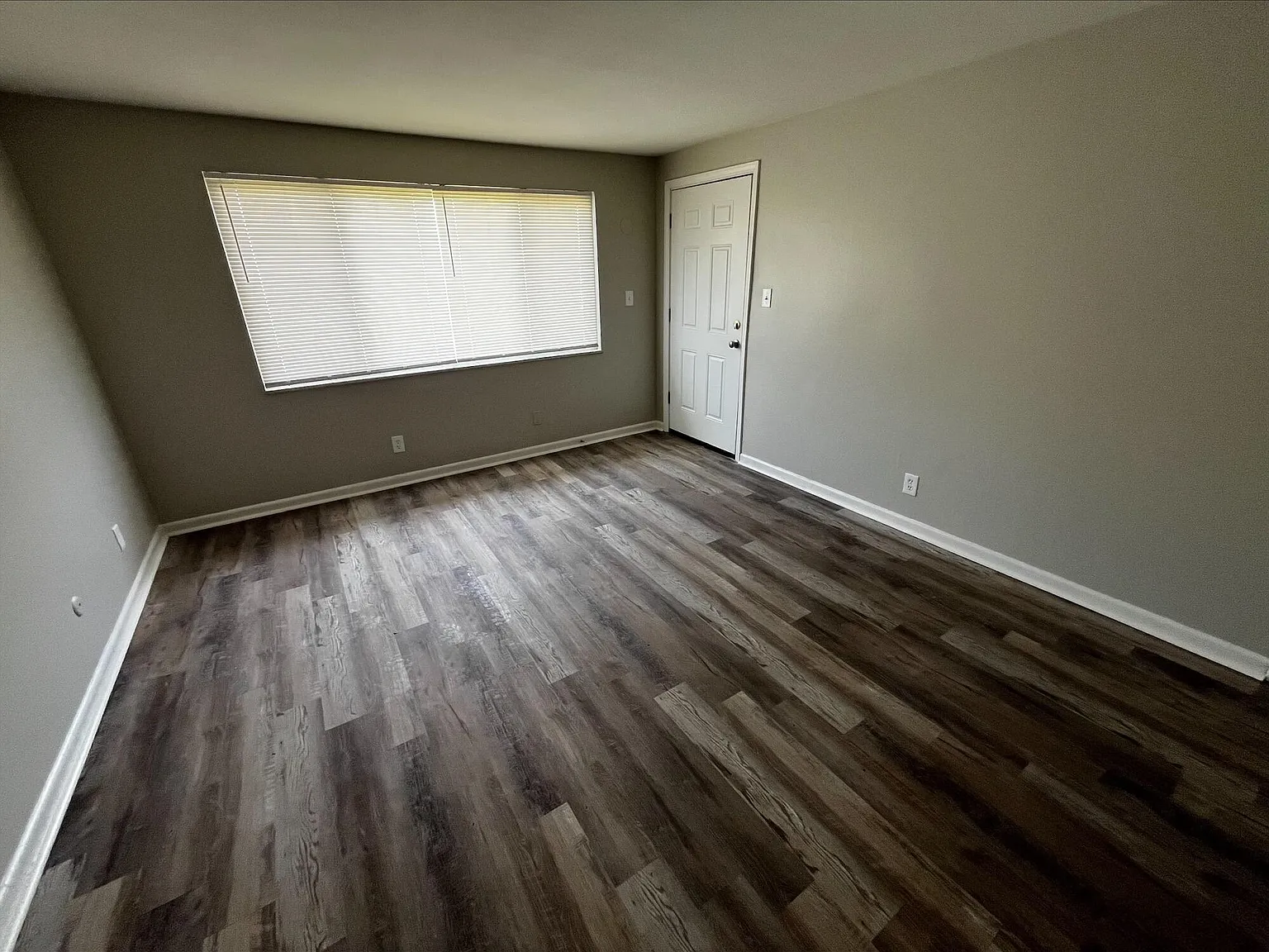 2 bed, 1.0 bath, 4941 sqft, $975 — Photo 2