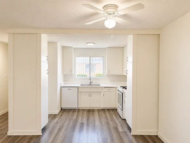 Lynrose Manor Apartments — Photo 38