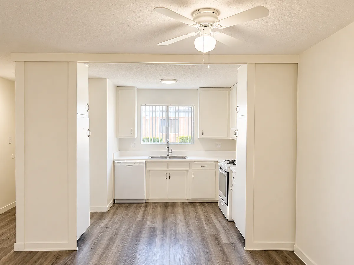 Building Photo - Lynrose Manor Apartments