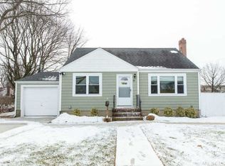 821 11th St, West Babylon, NY 11704