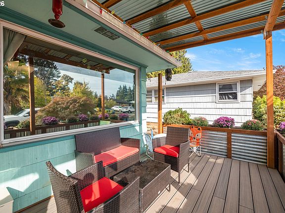 3rd image of 605 SE 166th Pl