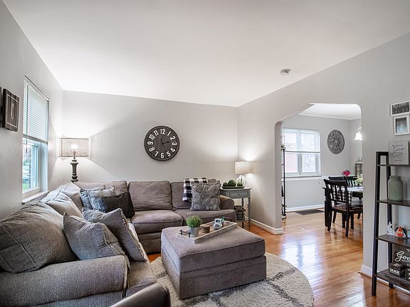 5th image of 54 W Crittenden Ave
