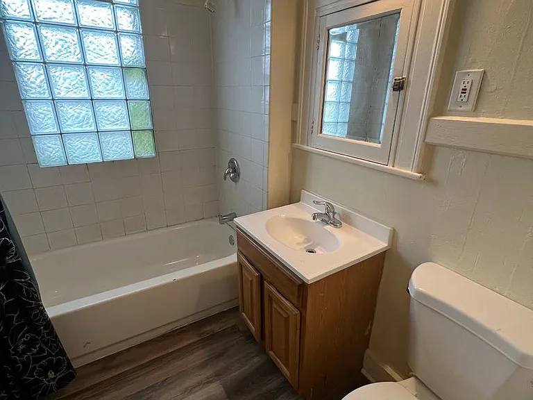 621-25 E. Locust St. — Photo 12
