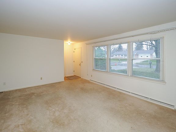3rd image of 2205 Rosewood Ave