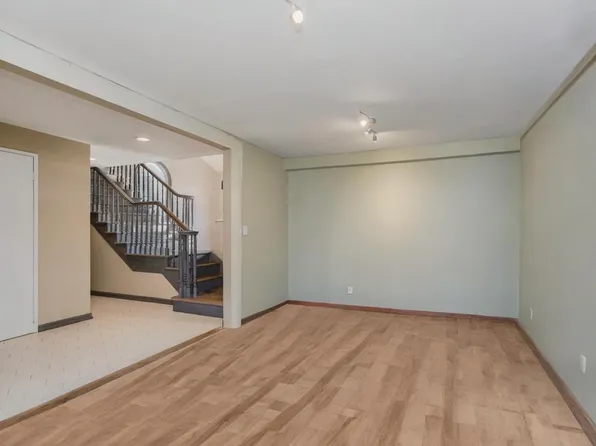 333 Mayfair Drive North image 11 of 34