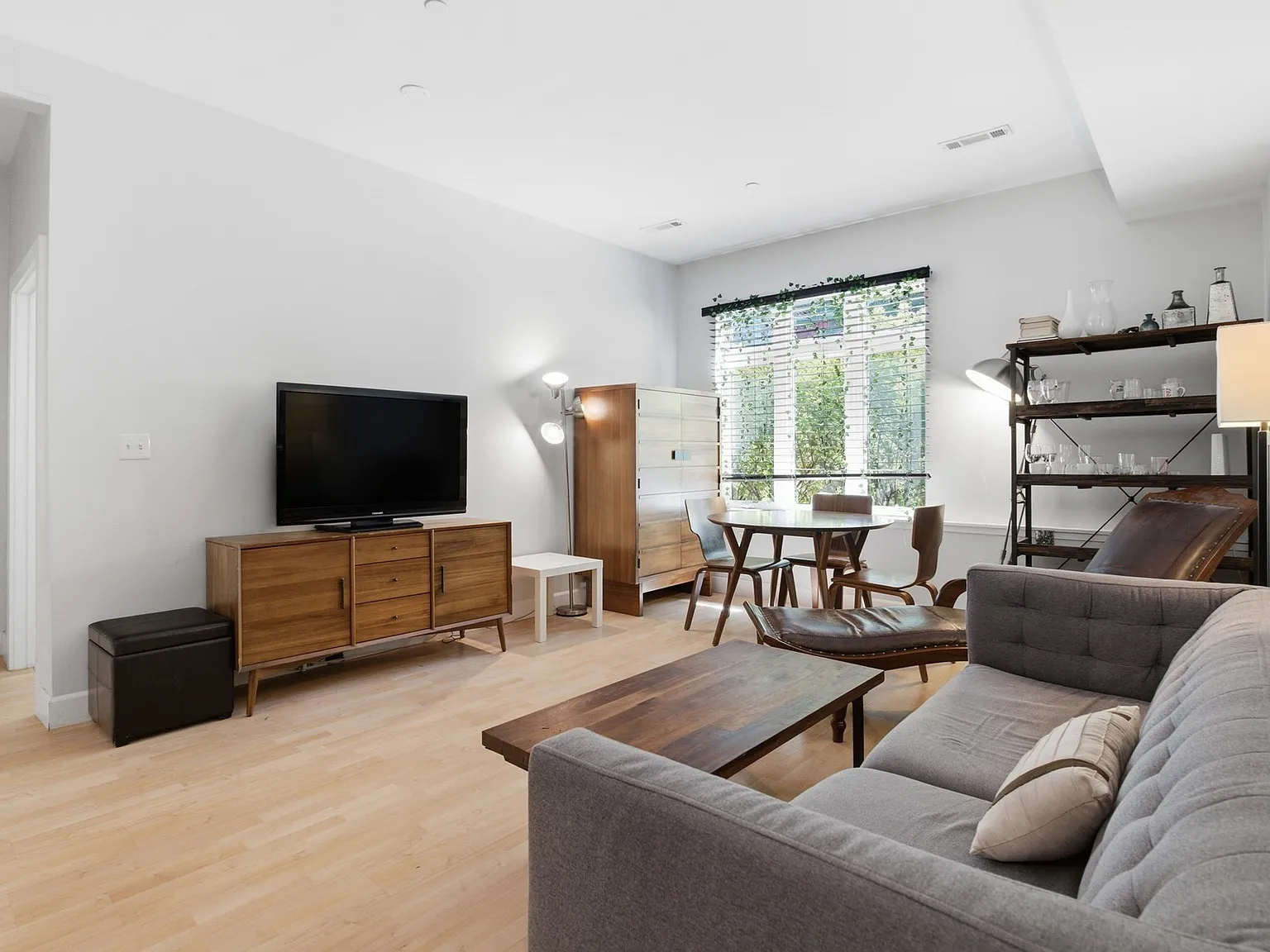 2 bed, 939 sqft, $3,475 — Photo 2