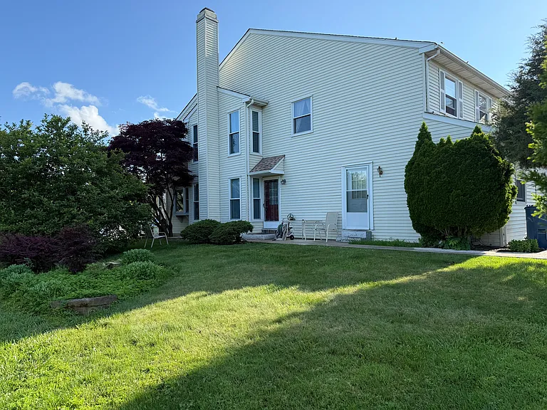 101 Jonathan Dr — Photo 1