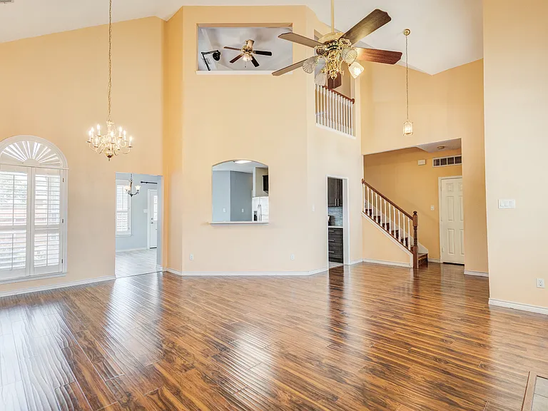 1726 Northampton Dr — Photo 2