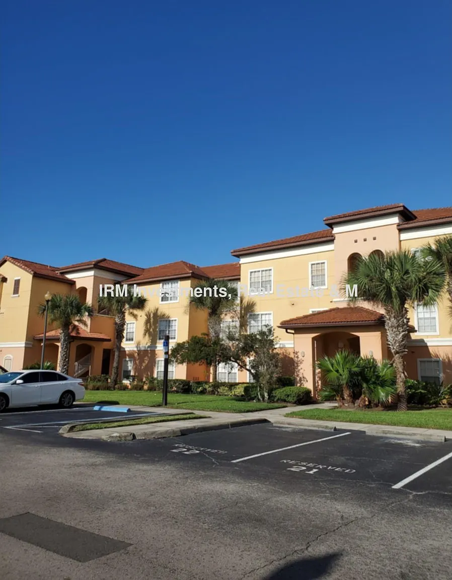 1 bed 1 bath condo with 2 parking spots — Photo 1