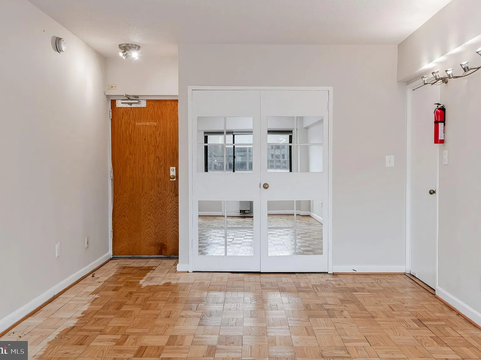 The President Condominium — Photo 3