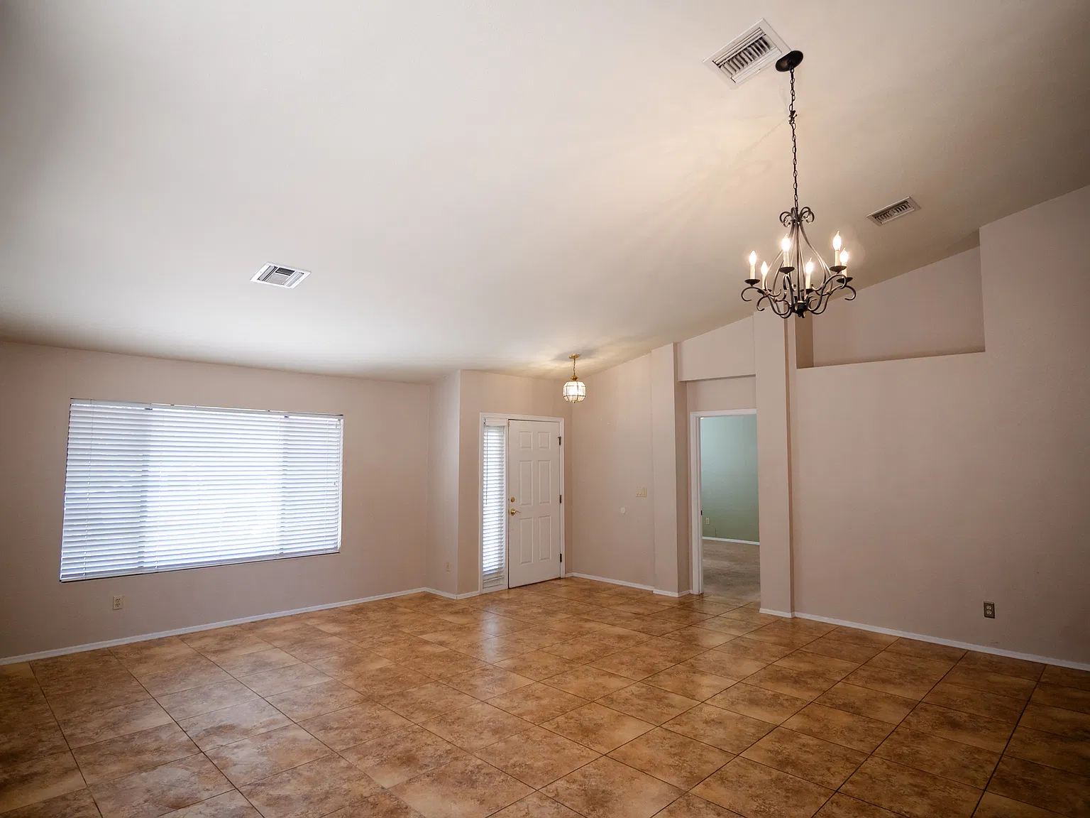 4 bed, 1739 sqft, $2,550 — Photo 2