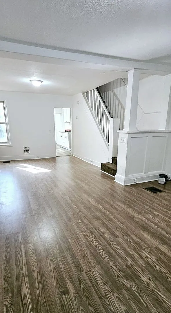 Large! Newly Remodeled 4 Bedroom Home 4 A Steal — Photo 4