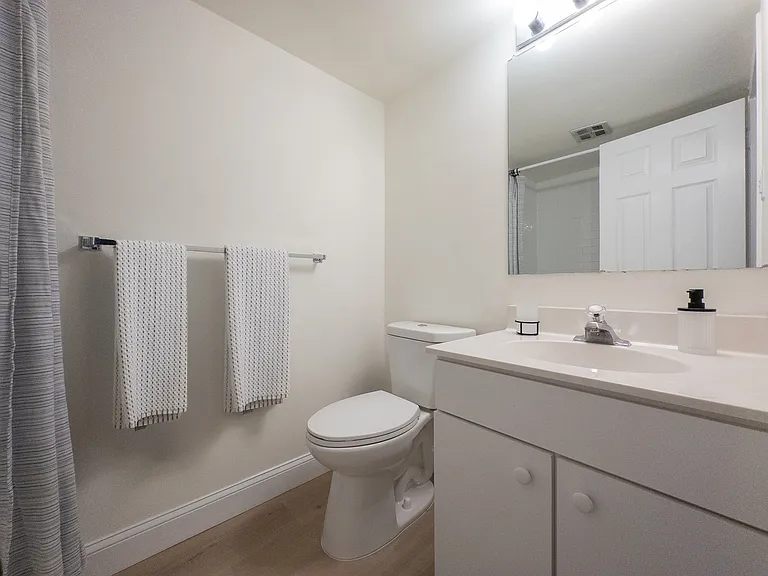 College Arms Apartments — Photo 7