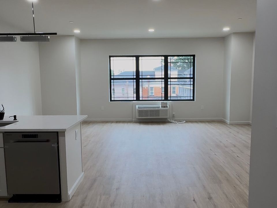 1st image of 358-364 Van Houten St #302