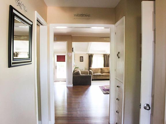 3rd image of 1012 N Theron Pl