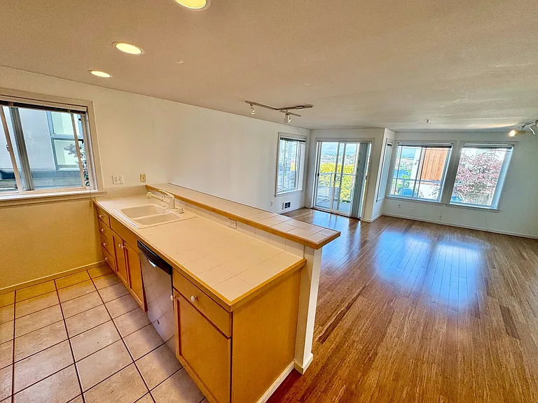 2432 Dexter Ave N #100 — Photo 25
