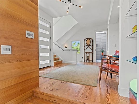 5th image of 2439 Forest Ave