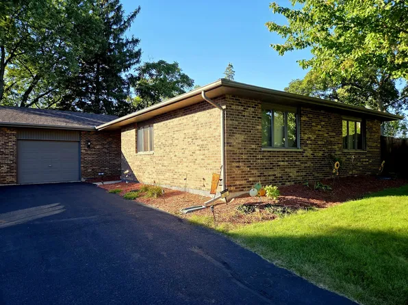 740 Tara Dr, Woodstock, IL 60098