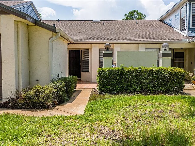 140 Lakepointe Cir — Photo 2