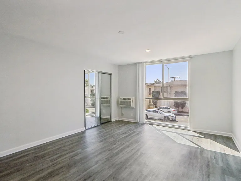 8375 Fountain Ave — Photo 21