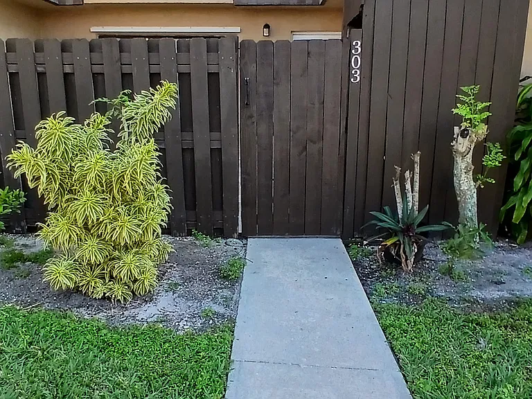 303 Waterview Dr — Photo 4