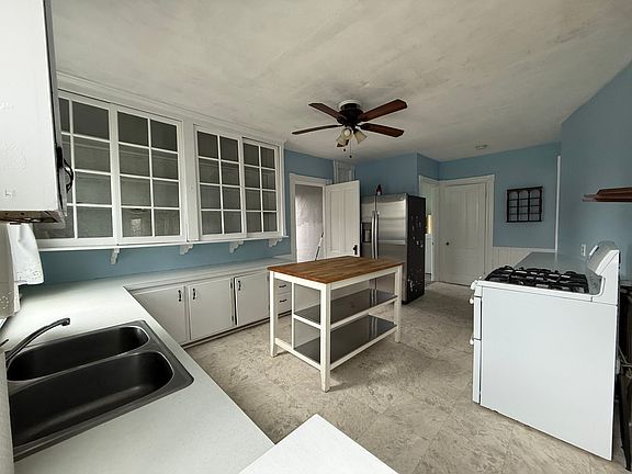 4th image of 8 Narragansett Ave Floor 2