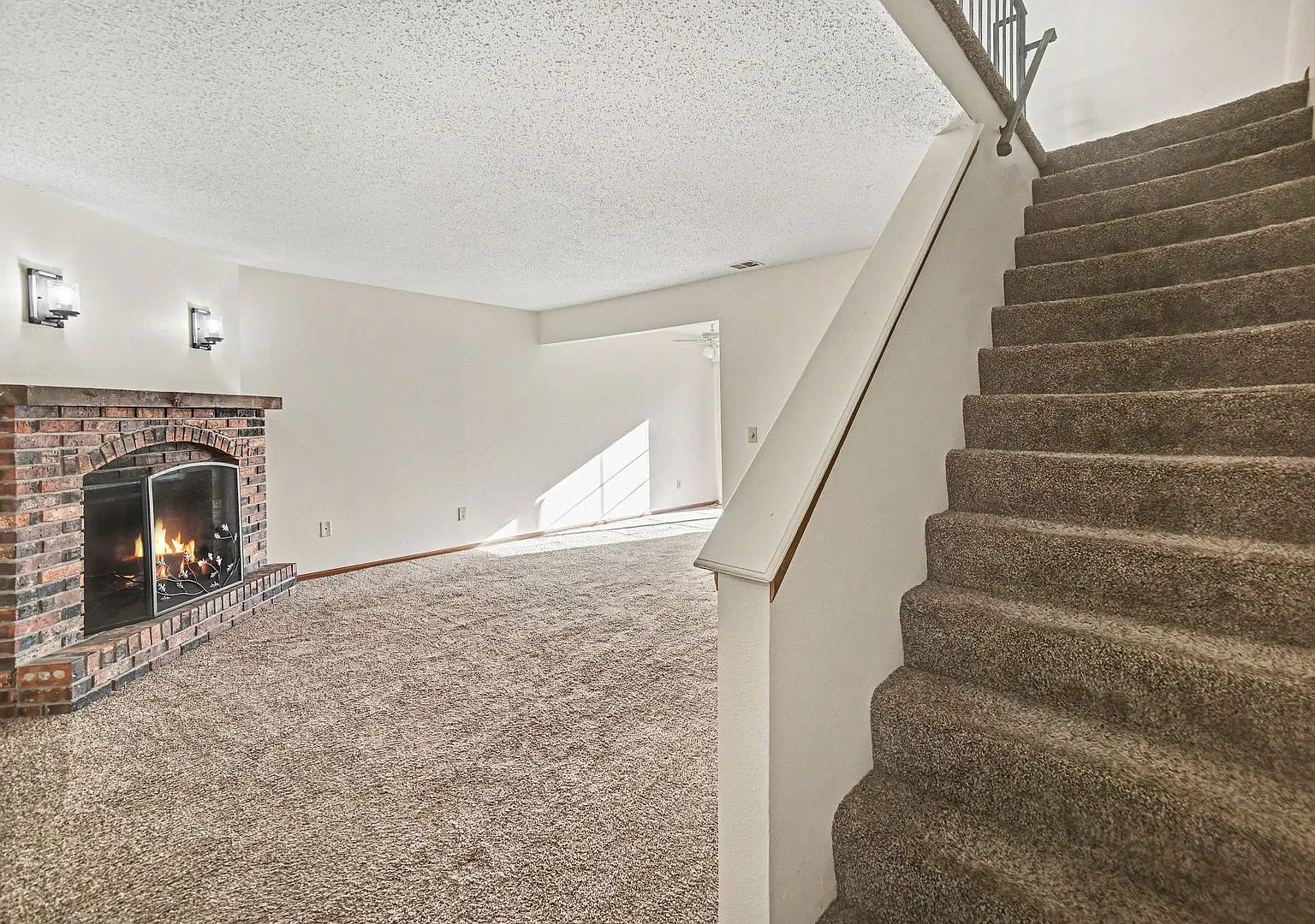The place you will want to call home ~ 410 NW Nottingham Lane — Photo 2