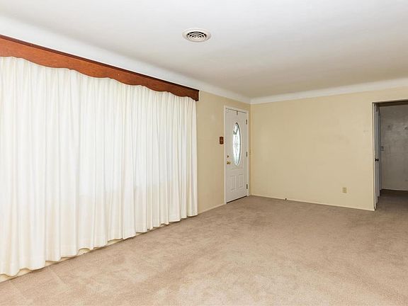 3rd image of 15 Elwood Ct