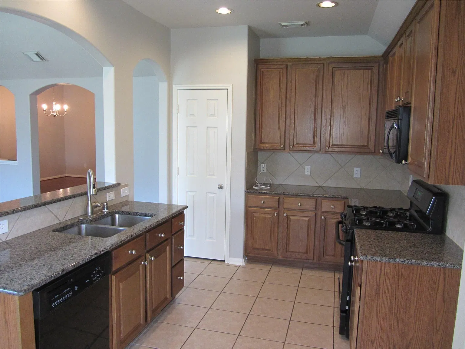 4 bed, 2.0 bath, 1904 sqft, $2,300 — Photo 4
