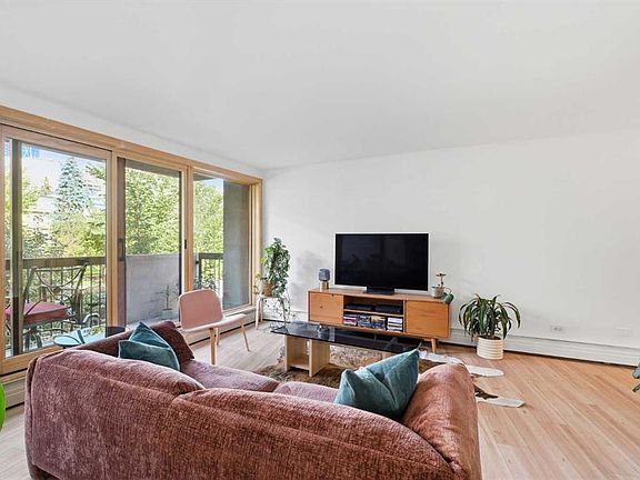 4th image of 323 N 13th Ave SW #203