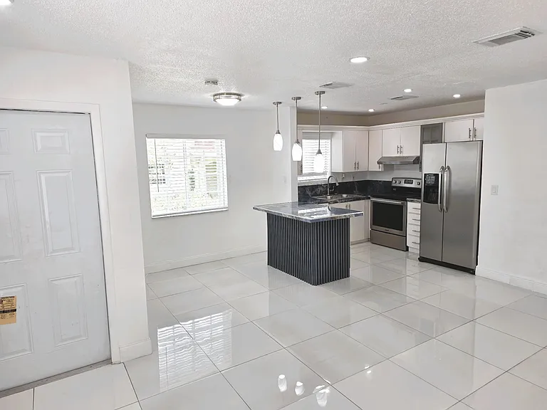 18616 SW 100th Ave — Photo 7