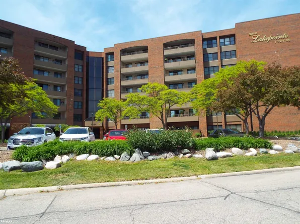 3318 Country Club Dr, Saint Clair Shores, MI 48082