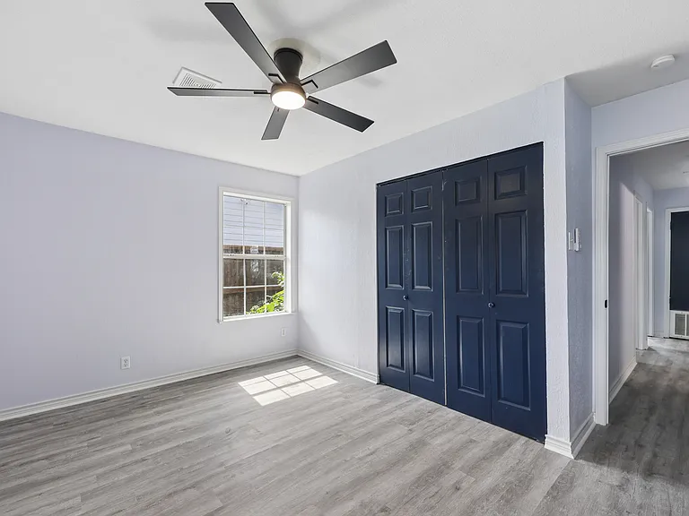 821 Travis St — Photo 22