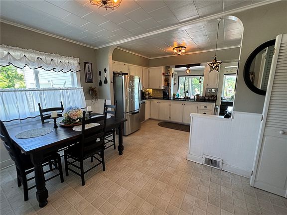 4th image of 3078 Greig St