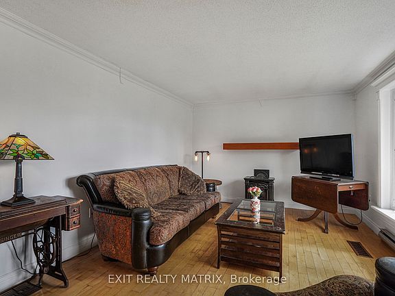 5th image of 136 Martel Cres
