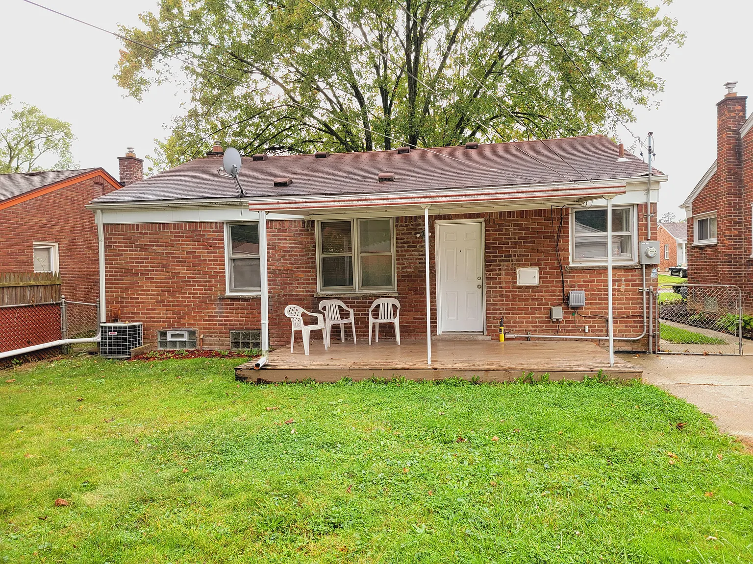 3 bed, 1.5 bath, 1050 sqft, $1,774 — Photo 2