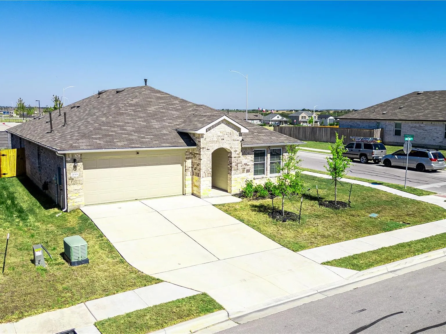 4 bed, 3.0 bath, 2041 sqft, $2,200 — Photo 3