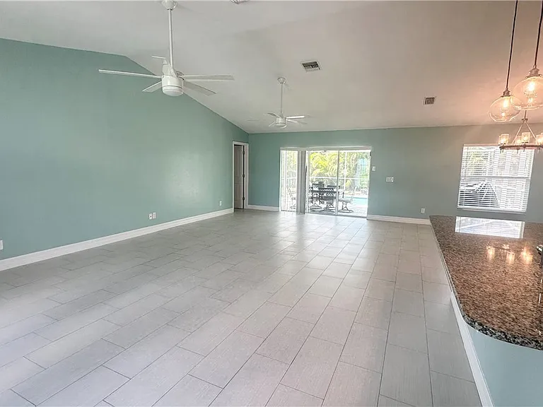 1306 SW 19th Ln — Photo 2