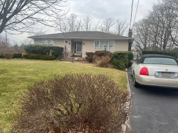 1414 Manor Ln #B, Bay Shore, NY 11706