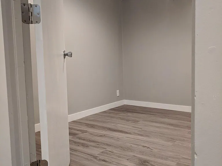 Basement (non-conforming) bedroom #4