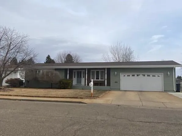 924 12th Ave W, Dickinson, ND 58601