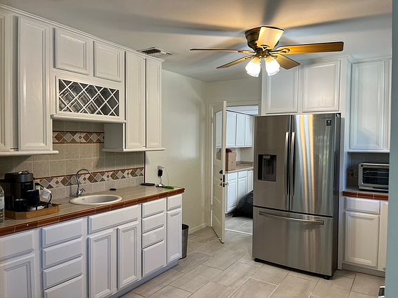 3rd image of 137 Schreiner Pl