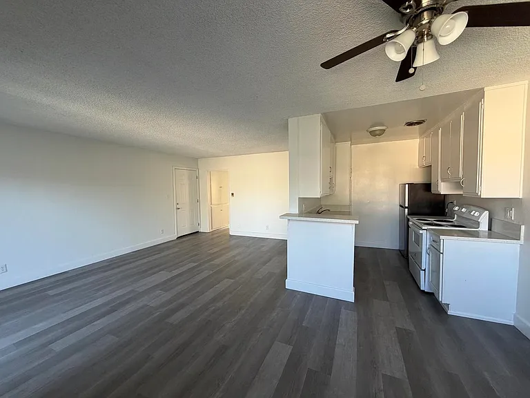 15040 Parthenia St #8 — Photo 8