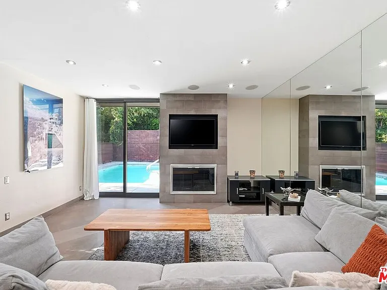 1033 Carol Dr #T16 — Photo 2