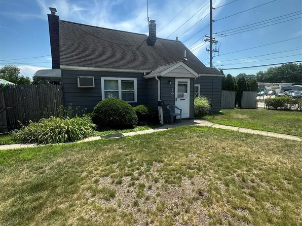 2 Bluespruce Road, Levittown, NY 11756