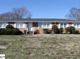 2 Woodridge Dr, Greenville, SC 29611