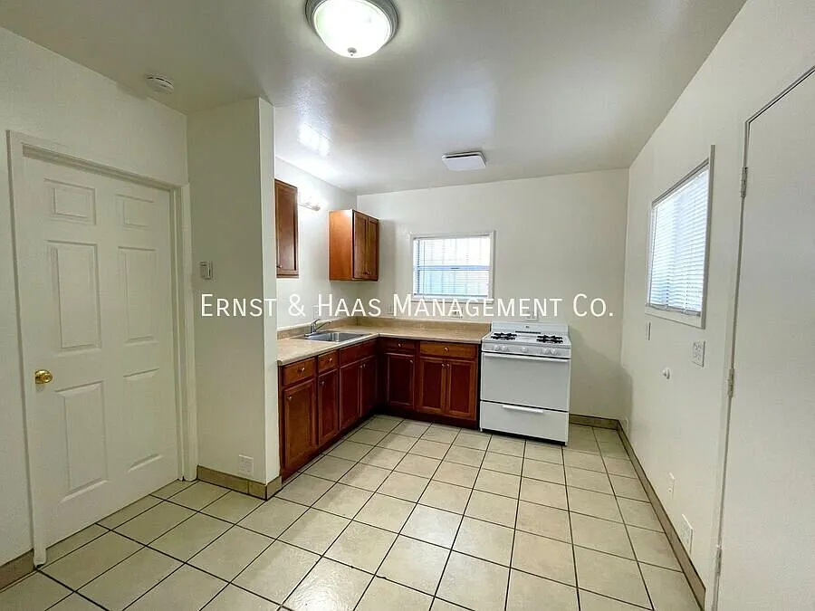 Wonderful 2-Bedroom Front House In North Long Beach! *Move-In Special* — Photo 4