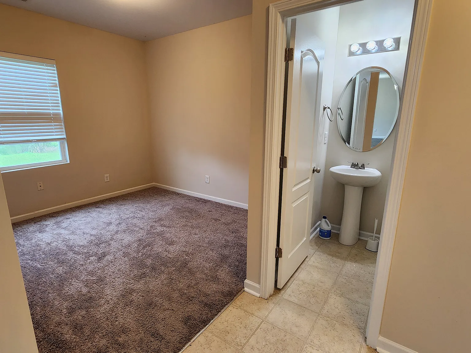 4 bed, 2.5 bath, 2622 sqft, $2,290 — Photo 3