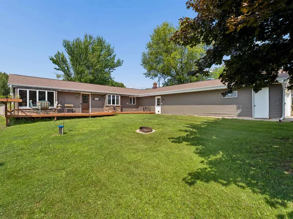 W8269 Grandview Rd, Hortonville, WI 54944